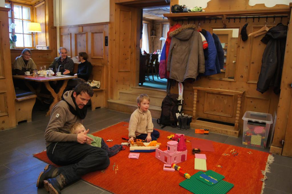 Hotel Weisses Kreuz Bergün Extérieur photo