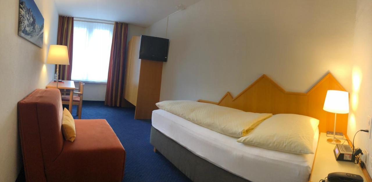 Hotel Weisses Kreuz Bergün Extérieur photo
