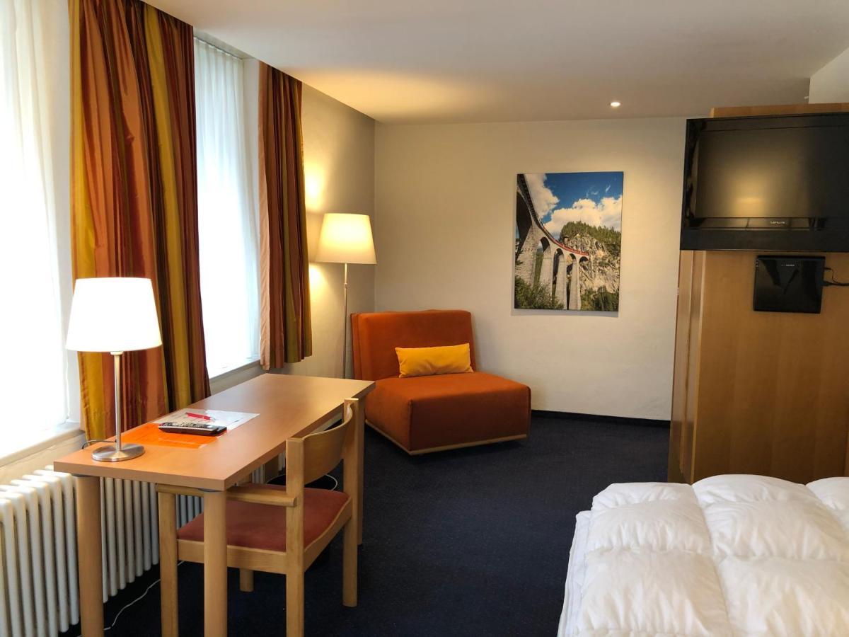 Hotel Weisses Kreuz Bergün Extérieur photo