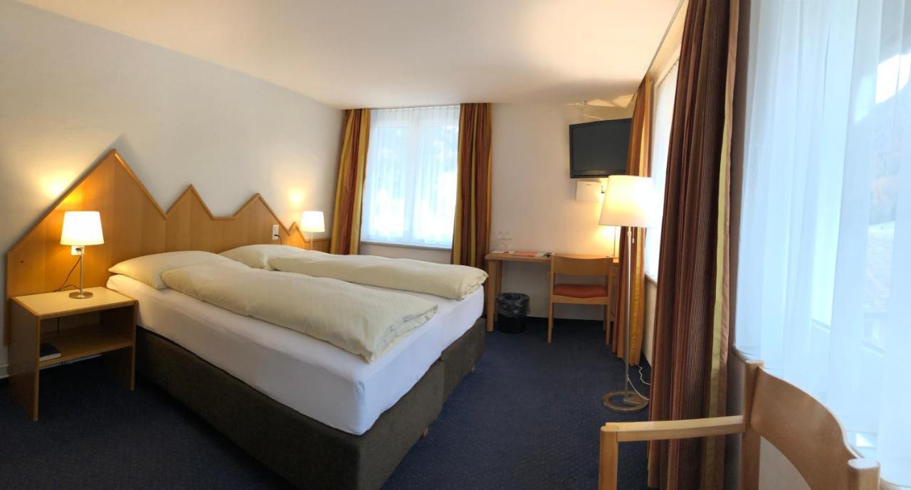 Hotel Weisses Kreuz Bergün Extérieur photo